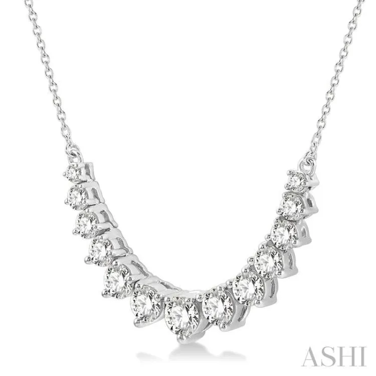 1 Ctw Graduated Diamond Smile Necklace in 14K White Gold